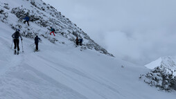 Skitour Bärgunttal Richtung Karlstor | © Kleinwalsertal Tourismus eGen | Fotograf: Katharina Kleiter Skitour Bärgunttal Richtung Karlstor | © Kleinwalsertal Tourismus eGen | Fotograf: Katharina Kleiter
