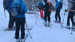 Skitour Bärgunttal Richtung Karlstor | © Kleinwalsertal Tourismus eGen | Fotograf: Katharina Kleiter Skitour Bärgunttal Richtung Karlstor | © Kleinwalsertal Tourismus eGen | Fotograf: Katharina Kleiter