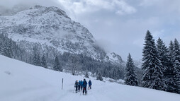 Skitour Bärgunttal Richtung Karlstor | © Kleinwalsertal Tourismus eGen | Fotograf: Katharina Kleiter Skitour Bärgunttal Richtung Karlstor | © Kleinwalsertal Tourismus eGen | Fotograf: Katharina Kleiter