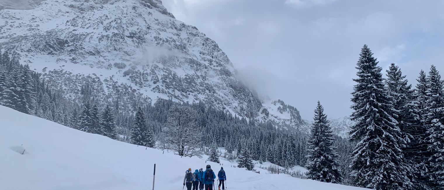 Skitour Bärgunttal Richtung Karlstor | © Kleinwalsertal Tourismus eGen | Fotograf: Katharina Kleiter Skitour Bärgunttal Richtung Karlstor | © Kleinwalsertal Tourismus eGen | Fotograf: Katharina Kleiter