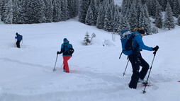Skitour Bärgunttal Richtung Karlstor | © Kleinwalsertal Tourismus eGen | Fotograf: Katharina Kleiter Skitour Bärgunttal Richtung Karlstor | © Kleinwalsertal Tourismus eGen | Fotograf: Katharina Kleiter