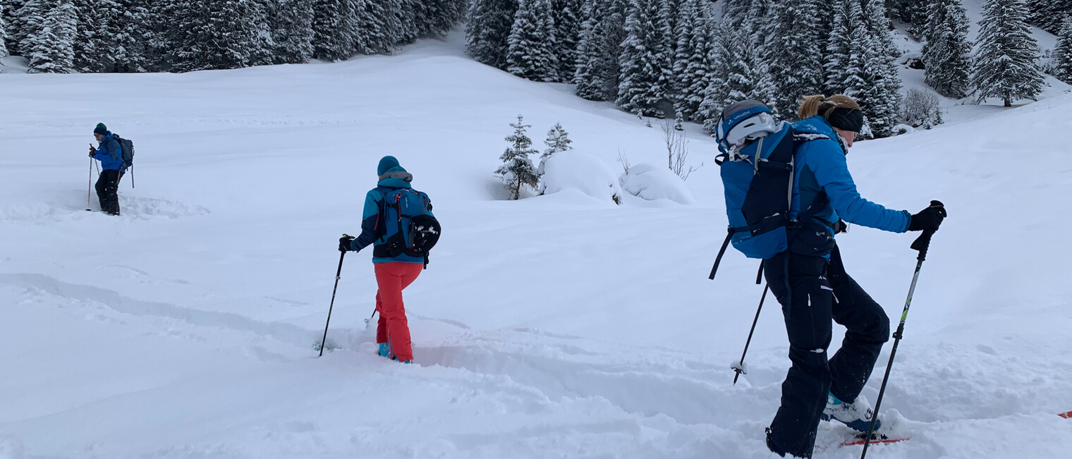 Skitour Bärgunttal Richtung Karlstor | © Kleinwalsertal Tourismus eGen | Fotograf: Katharina Kleiter Skitour Bärgunttal Richtung Karlstor | © Kleinwalsertal Tourismus eGen | Fotograf: Katharina Kleiter