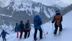 Skitour Bärgunttal Richtung Karlstor | © Kleinwalsertal Tourismus eGen | Fotograf: Katharina Kleiter Skitour Bärgunttal Richtung Karlstor | © Kleinwalsertal Tourismus eGen | Fotograf: Katharina Kleiter