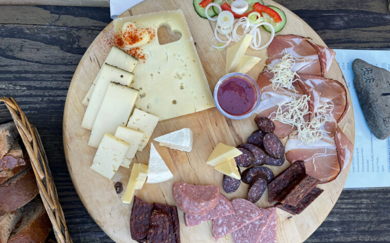 Brotzeit auf Bernhard's Gemstelalp | © Kleinwalsertal Tourismus