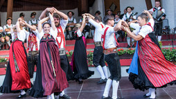 Trachtengruppe Kleinwalsertal bei der Alphornserenade | © Kleinwalsertal Tourismus | Fotograf: Frank Drechsel Trachtengruppe Kleinwalsertal bei der Alphornserenade | © Kleinwalsertal Tourismus | Fotograf: Frank Drechsel