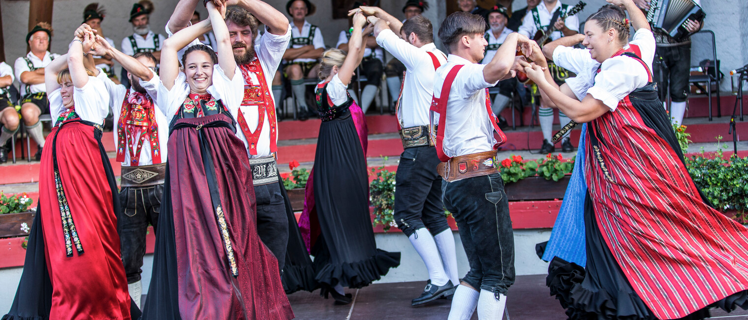 Trachtengruppe Kleinwalsertal bei der Alphornserenade | © Kleinwalsertal Tourismus | Fotograf: Frank Drechsel Trachtengruppe Kleinwalsertal bei der Alphornserenade | © Kleinwalsertal Tourismus | Fotograf: Frank Drechsel