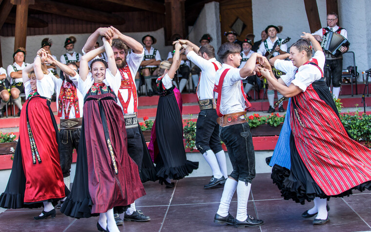 Trachtengruppe Kleinwalsertal bei der Alphornserenade | © Kleinwalsertal Tourismus | Fotograf: Frank Drechsel