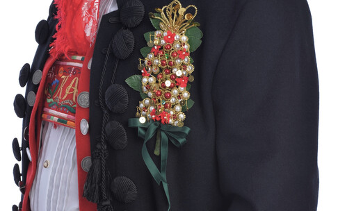 Tracht eines Bräutigams mit "Bruutschtruß" am Kamisool (Herzseite) | © Kleinwalsertal Tourismus | Fotograf: Christoffer Leitner