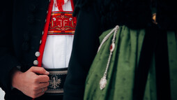 Details der Hochzeitstrachten | © Trachtengruppe Kleinwalsertal | Fotograf: Stefan Klauser Details der Hochzeitstrachten | © Trachtengruppe Kleinwalsertal | Fotograf: Stefan Klauser