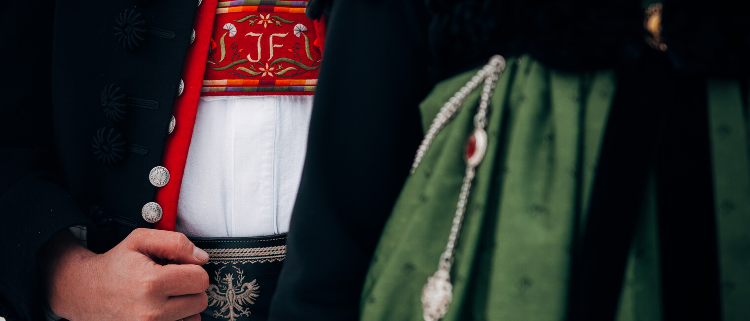Details der Hochzeitstrachten | © Trachtengruppe Kleinwalsertal | Fotograf: Stefan Klauser Details der Hochzeitstrachten | © Trachtengruppe Kleinwalsertal | Fotograf: Stefan Klauser