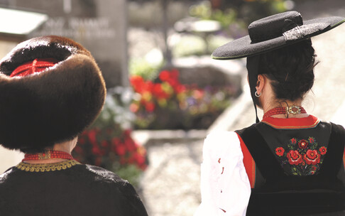Frauentrachten mit "Soometchappa"  (links) und "Filzhuat" (rechts) | © Kleinwalsertal Tourismus | Fotograf: Hans Wiesenhofer