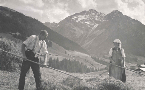 Walse Tracht bei der Feldarbeit | © Walser Museum