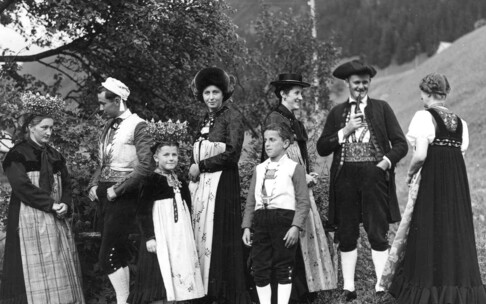 Walser Tracht mit verschiedenen Kopfbedeckungen (für besondere Anlässe und hohen Festtagen) | © Kleinwalsertal Tourismus
