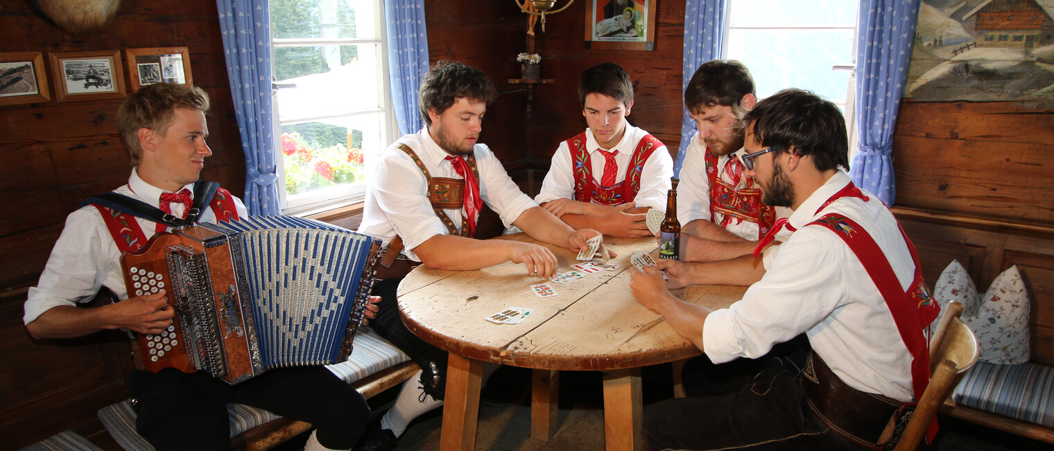 Männertracht beim Kartenspiel | © Trachtengruppe Kleinwalsertal | Fotograf: Jokl Metzger Männertracht beim Kartenspiel | © Trachtengruppe Kleinwalsertal | Fotograf: Jokl Metzger