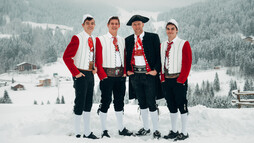 Walser Männertracht im Winter | © Trachtengruppe Kleinwalsertal | Fotograf: Stefan Klauser Walser Männertracht im Winter | © Trachtengruppe Kleinwalsertal | Fotograf: Stefan Klauser