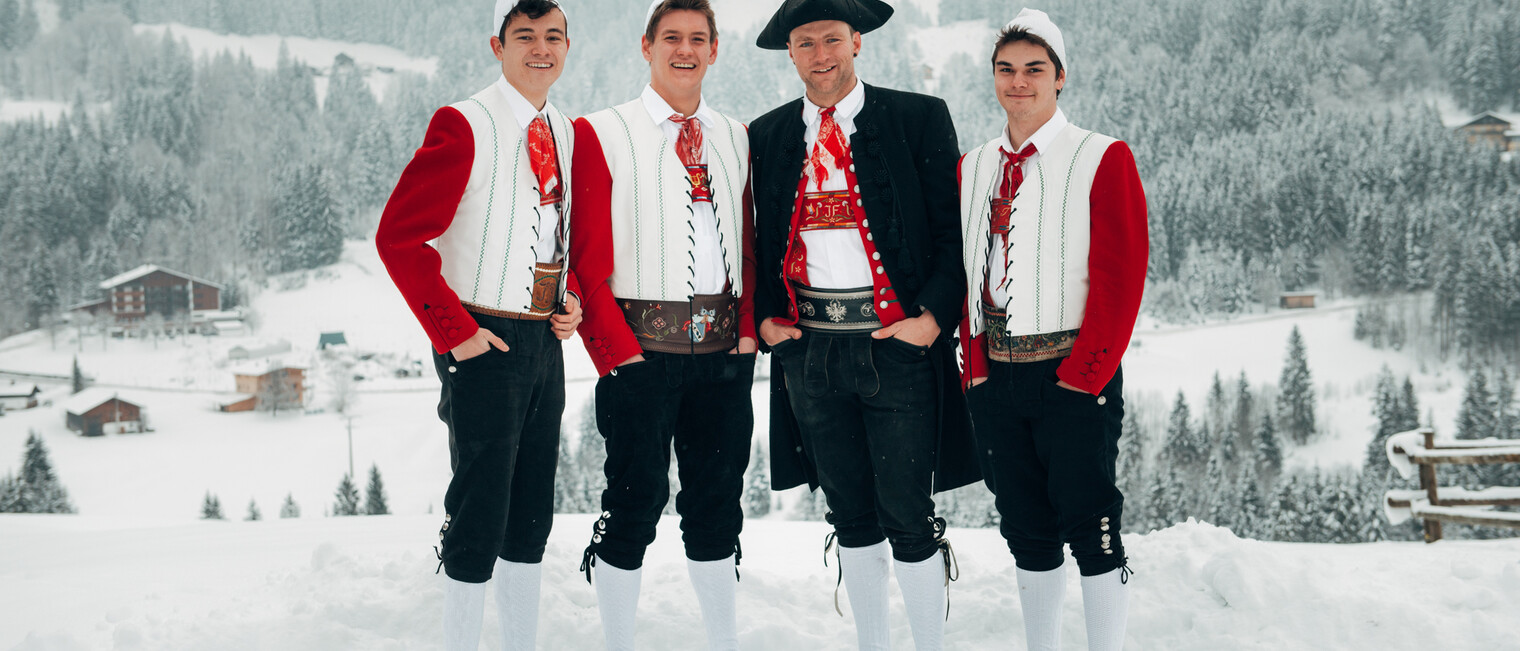 Walser Männertracht im Winter | © Trachtengruppe Kleinwalsertal | Fotograf: Stefan Klauser Walser Männertracht im Winter | © Trachtengruppe Kleinwalsertal | Fotograf: Stefan Klauser