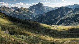 Schwarzwassertal mit Blick zum Widderstein | © Kleinwalsertal Tourismus eGen | Fotograf: Andre Tappe Schwarzwassertal mit Blick zum Widderstein | © Kleinwalsertal Tourismus eGen | Fotograf: Andre Tappe