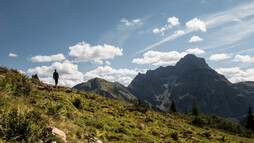 Duuratal Widderstein im Hintergrund | © Kleinwalsertal Tourismus eGen | Fotograf: Andre Tappe Duuratal Widderstein im Hintergrund | © Kleinwalsertal Tourismus eGen | Fotograf: Andre Tappe