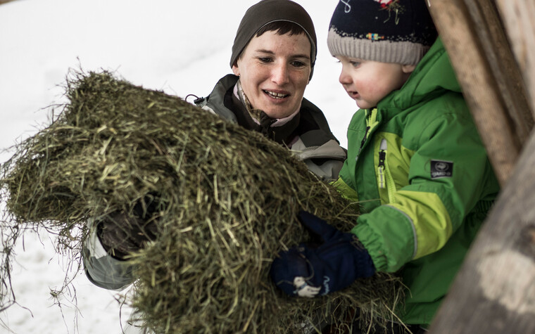 Catharina Zwerger bei der Wildtierfütterung | © Kleinwalsertal Tourismus eGen | Fotograf: Andre Tappe