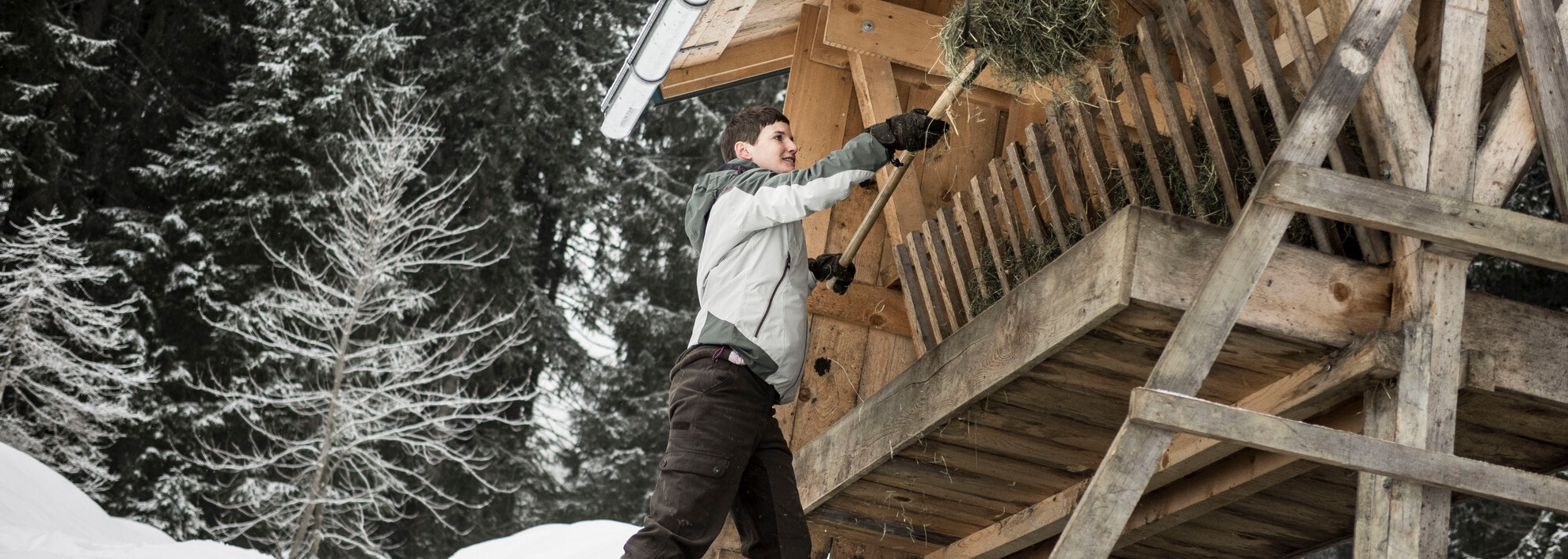 Catharina Zwerger bei der Wildtierfütterung | © Kleinwalsertal Tourismus eGen | Fotograf: Andre Tappe Catharina Zwerger bei der Wildtierfütterung | © Kleinwalsertal Tourismus eGen | Fotograf: Andre Tappe