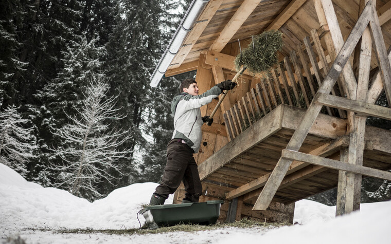 Catharina Zwerger bei der Wildtierfütterung | © Kleinwalsertal Tourismus eGen | Fotograf: Andre Tappe