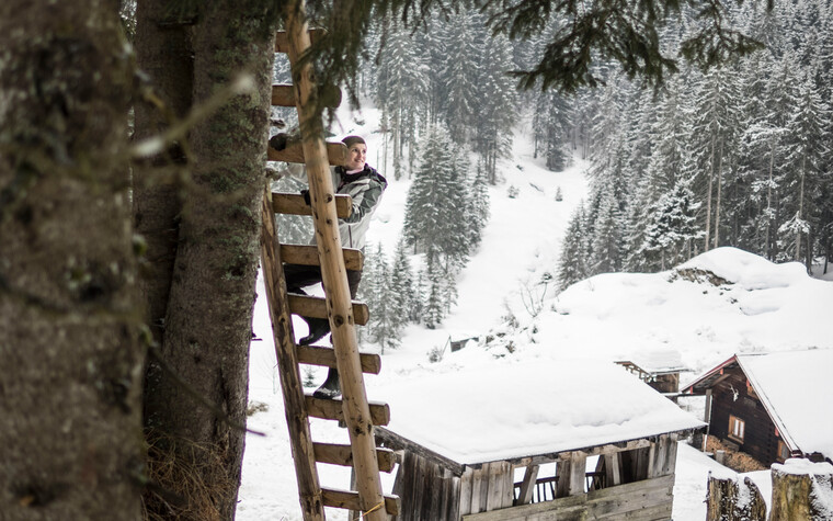 Ansitzen im Hochsitz | © Kleinwalsertal Tourismus eGen | Fotograf: Andre Tappe