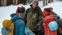 Ein Ranger beantwortet Fragen einer Skitour-Gruppe | © Kleinwalsertal Tourismus eGen | Fotograf: Basti Heckl Ein Ranger beantwortet Fragen einer Skitour-Gruppe | © Kleinwalsertal Tourismus eGen | Fotograf: Basti Heckl