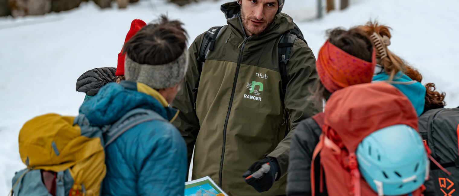 Ein Ranger beantwortet Fragen einer Skitour-Gruppe | © Kleinwalsertal Tourismus eGen | Fotograf: Basti Heckl Ein Ranger beantwortet Fragen einer Skitour-Gruppe | © Kleinwalsertal Tourismus eGen | Fotograf: Basti Heckl