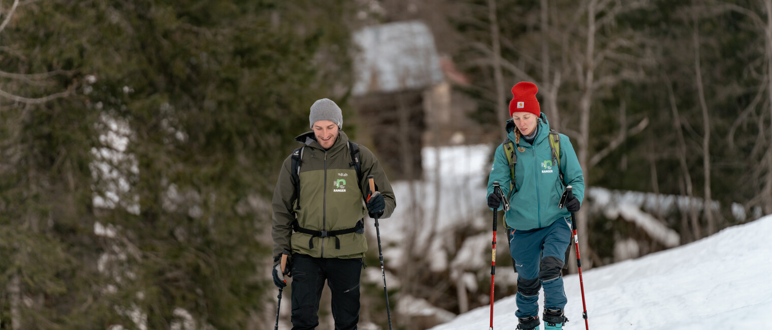 Die Ranger legen die erste Spur einer ausgewiesenen Skitour | © Kleinwalsertal Tourismus eGen | Fotograf: Basti Heckl Die Ranger legen die erste Spur einer ausgewiesenen Skitour | © Kleinwalsertal Tourismus eGen | Fotograf: Basti Heckl