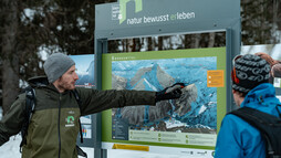 Ein Ranger zeigt Schutz- und Schongebiete im Bärgunttal | © Kleinwalsertal Tourismus eGen | Fotograf: Basti Heckl Ein Ranger zeigt Schutz- und Schongebiete im Bärgunttal | © Kleinwalsertal Tourismus eGen | Fotograf: Basti Heckl