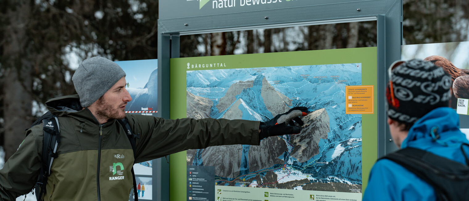 Ein Ranger zeigt Schutz- und Schongebiete im Bärgunttal | © Kleinwalsertal Tourismus eGen | Fotograf: Basti Heckl Ein Ranger zeigt Schutz- und Schongebiete im Bärgunttal | © Kleinwalsertal Tourismus eGen | Fotograf: Basti Heckl