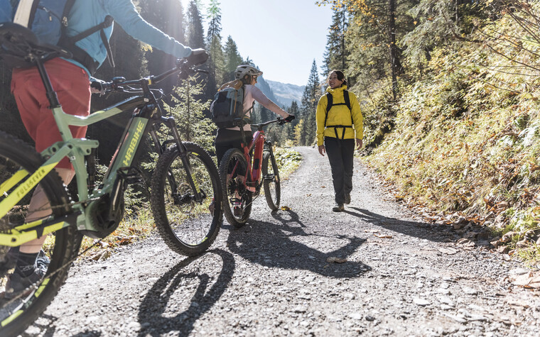 Radfahren und Wandern auf den Wegen im Bärgunttal | © Kleinwalsertal Tourismus eGen | Fotograf: Bastian Morell