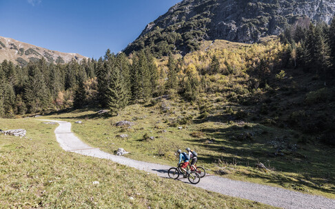 Radfahren auf den Wegen im Kleinwalsertal | © Kleinwalsertal Tourismus eGen | Fotograf: Bastian Morell