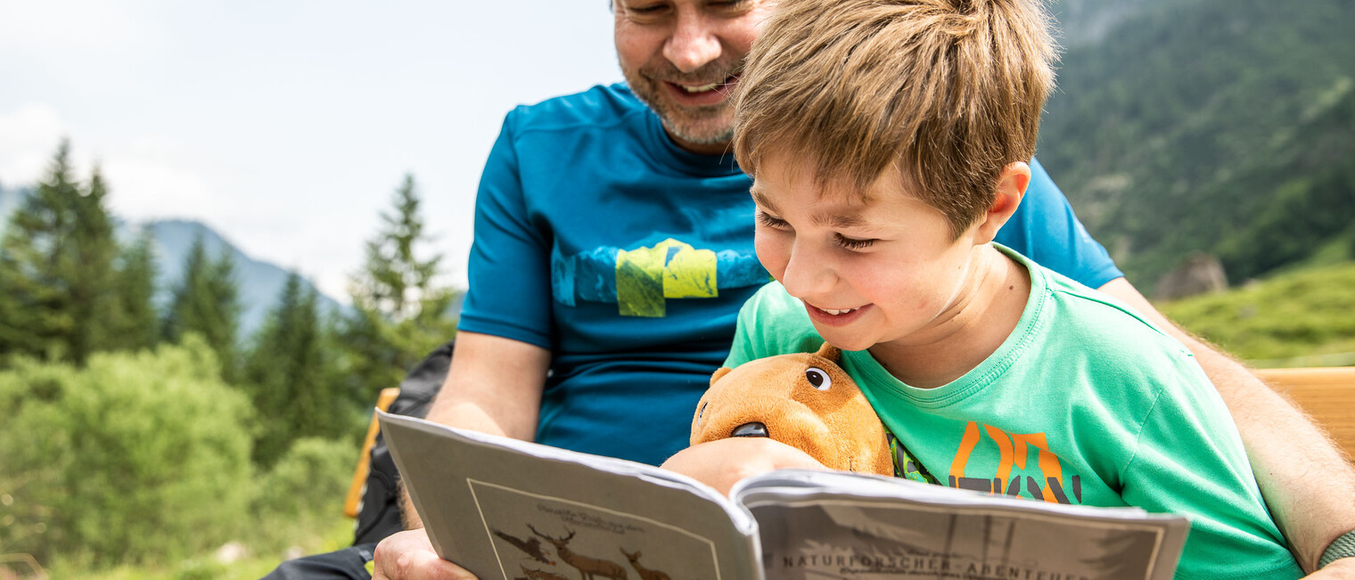 Familien beim Naturforscher-Abenteuer im Gemsteltal | © Kleinwalsertal Tourismus eGen | Fotograf: Bastian Morell
