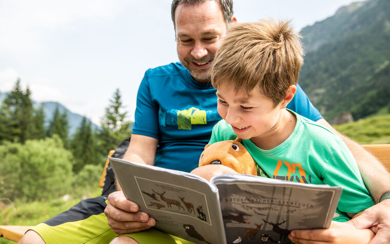Familien beim Naturforscher-Abenteuer im Gemsteltal | © Kleinwalsertal Tourismus eGen | Fotograf: Bastian Morell