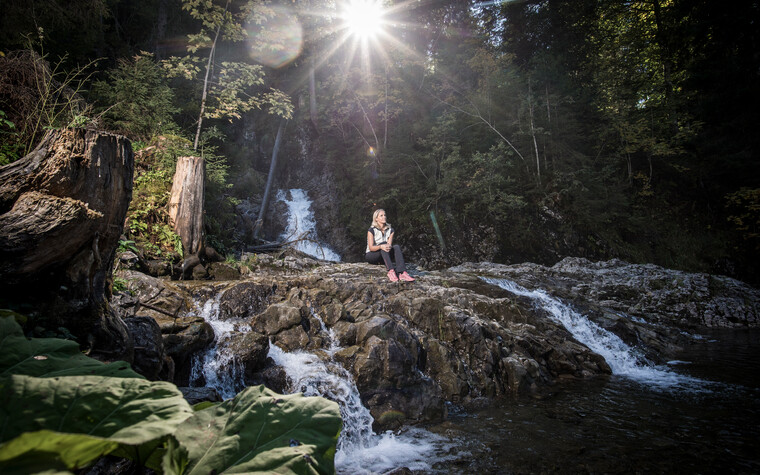 Naturerlebnis am Wasserfall am Schwarzwasserbach | ©  Kleinwalsertal Tourismus eGen | Fotograf: Dominik Berchtold
