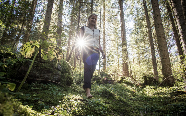 Barfuss laufen über den Waldboden | ©  Kleinwalsertal Tourismus eGen | Fotograf: Dominik Berchtold