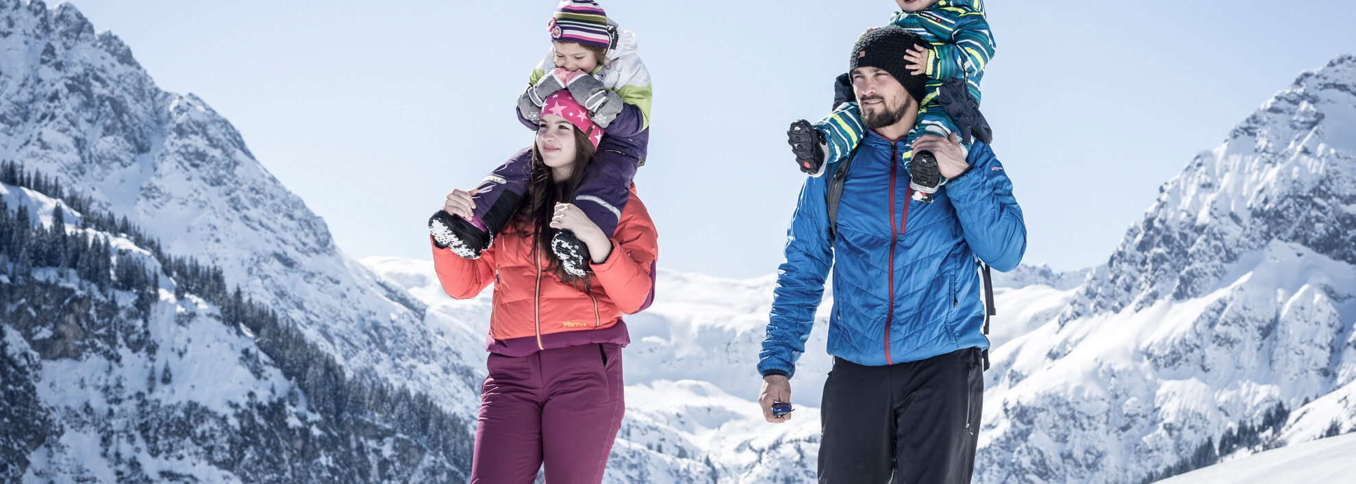 Winterwandern Familie | © Kleinwalsertal Tourismus eGen | Fotograf: Dominik Berchtold Winterwandern Familie | © Kleinwalsertal Tourismus eGen | Fotograf: Dominik Berchtold
