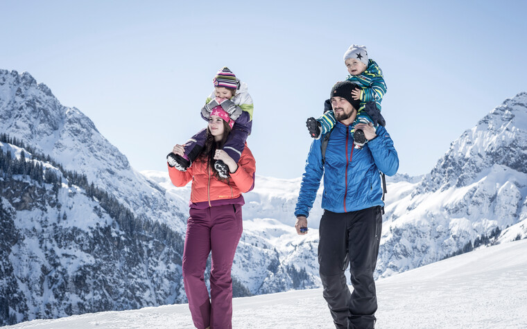 Winterwandern Familie | © Kleinwalsertal Tourismus eGen | Fotograf: Dominik Berchtold