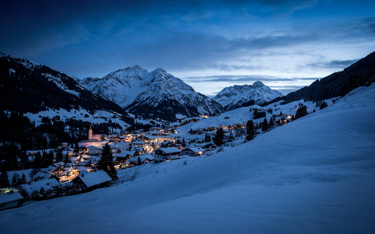 Hirschegg Panorama bei Nacht | © Kleinwalsertal Tourismus eGen | Fotograf: Dominik Berchtold