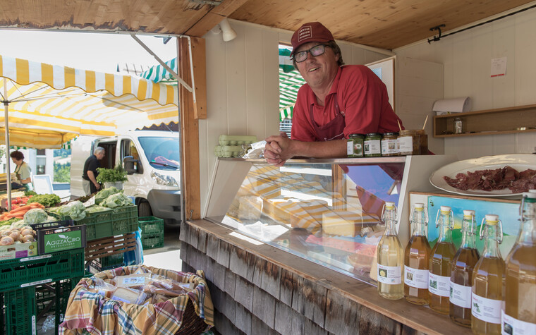 Herbert Edlinger am Wochenmarkt | © Kleinwalsertal Tourismus eGen | Fotograf: Frank Drechsel