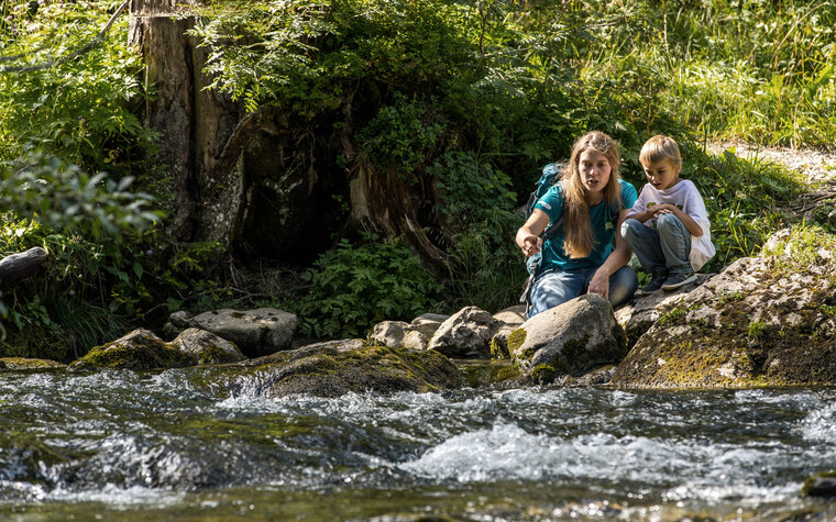 Naturführerin Diana Eckhoff mit Kind | © Kleinwalsertal Tourismus eGen | Fotograf: Frank Drechsel