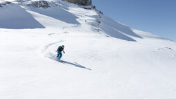 Freeride Abfahrt im Tiefschnee | © Kleinwalsertal Tourismus eGen | Fotograf: Frank Drechsel Freeride Abfahrt im Tiefschnee | © Kleinwalsertal Tourismus eGen | Fotograf: Frank Drechsel
