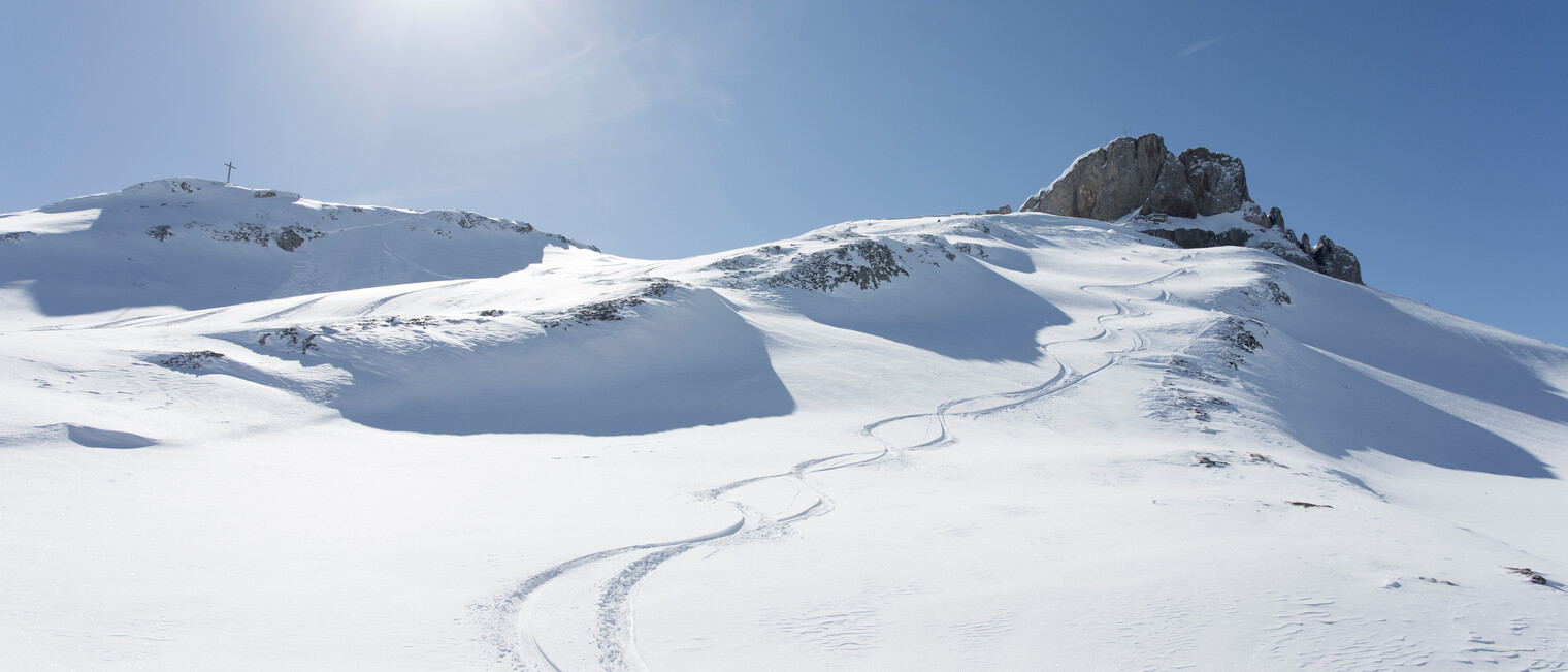 Spuren im Tiefschnee | © Kleinwalsertal Tourismus eGen | Fotograf: Frank Drechsel Spuren im Tiefschnee | © Kleinwalsertal Tourismus eGen | Fotograf: Frank Drechsel