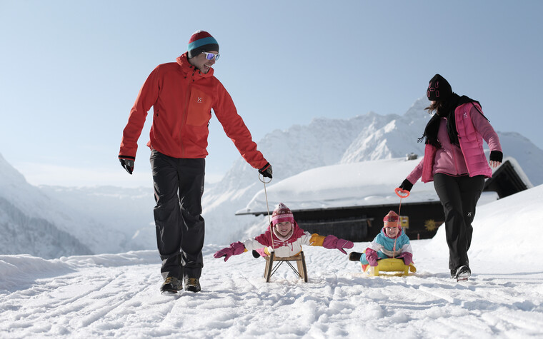 Winterwandern Rodeln | © Kleinwalsertal Tourismus eGen | Fotograf: Frank Drechsel