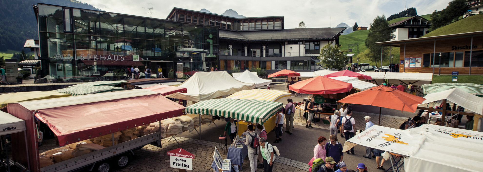 Wochenmarkt in Hirschegg | © Kleinwalsertal Tourismus eGen | Fotograf: Oliver Farys Wochenmarkt in Hirschegg | © Kleinwalsertal Tourismus eGen | Fotograf: Oliver Farys