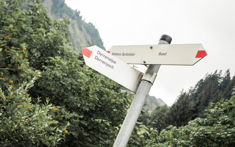 Wegweiser im Derratal | © Kleinwalsertal Tourismus eGen | Fotograf: Oliver Farys