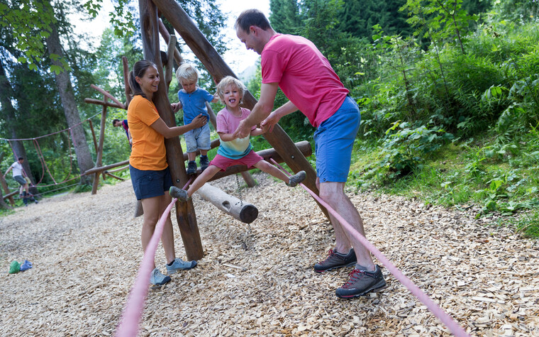 Familienwanderung am Burmiweg | © Kleinwalsertal Tourismus eGen | Fotograf: Oliver Farys