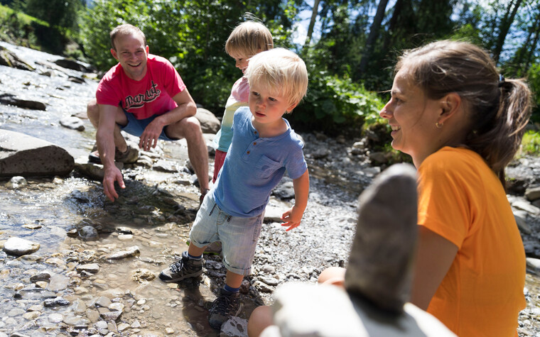 Familienwanderung am Burmiweg | © Kleinwalsertal Tourismus eGen | Fotograf: Oliver Farys