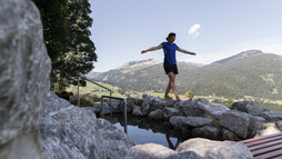 Erholung am Wassertretbecken Schwandlift | © Kleinwalsertal Tourismus eGen | Fotograf: Oliver Farys